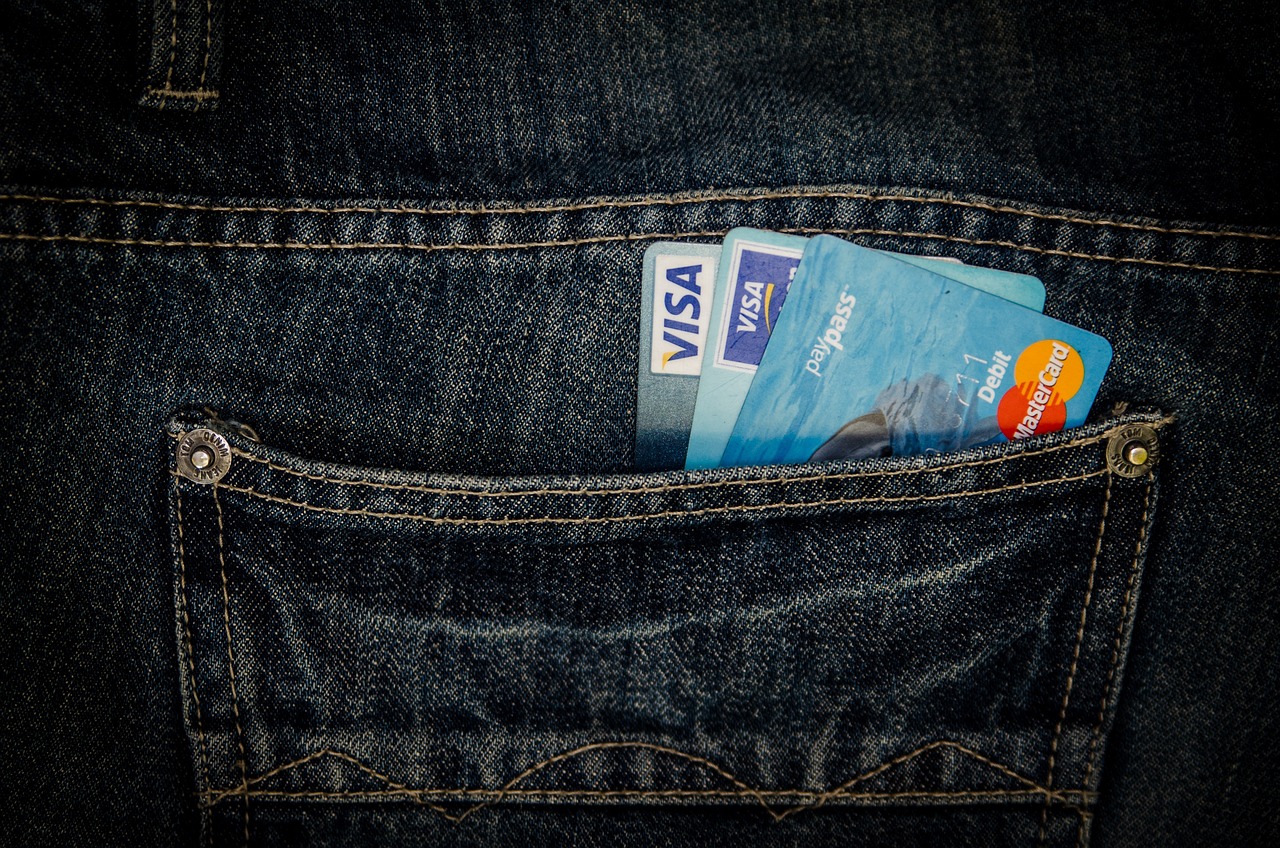 Visa și Mastercard, supuse unei INVESTIGAȚII a Comisiei Europene, cu privire la taxele aplicate comercianților