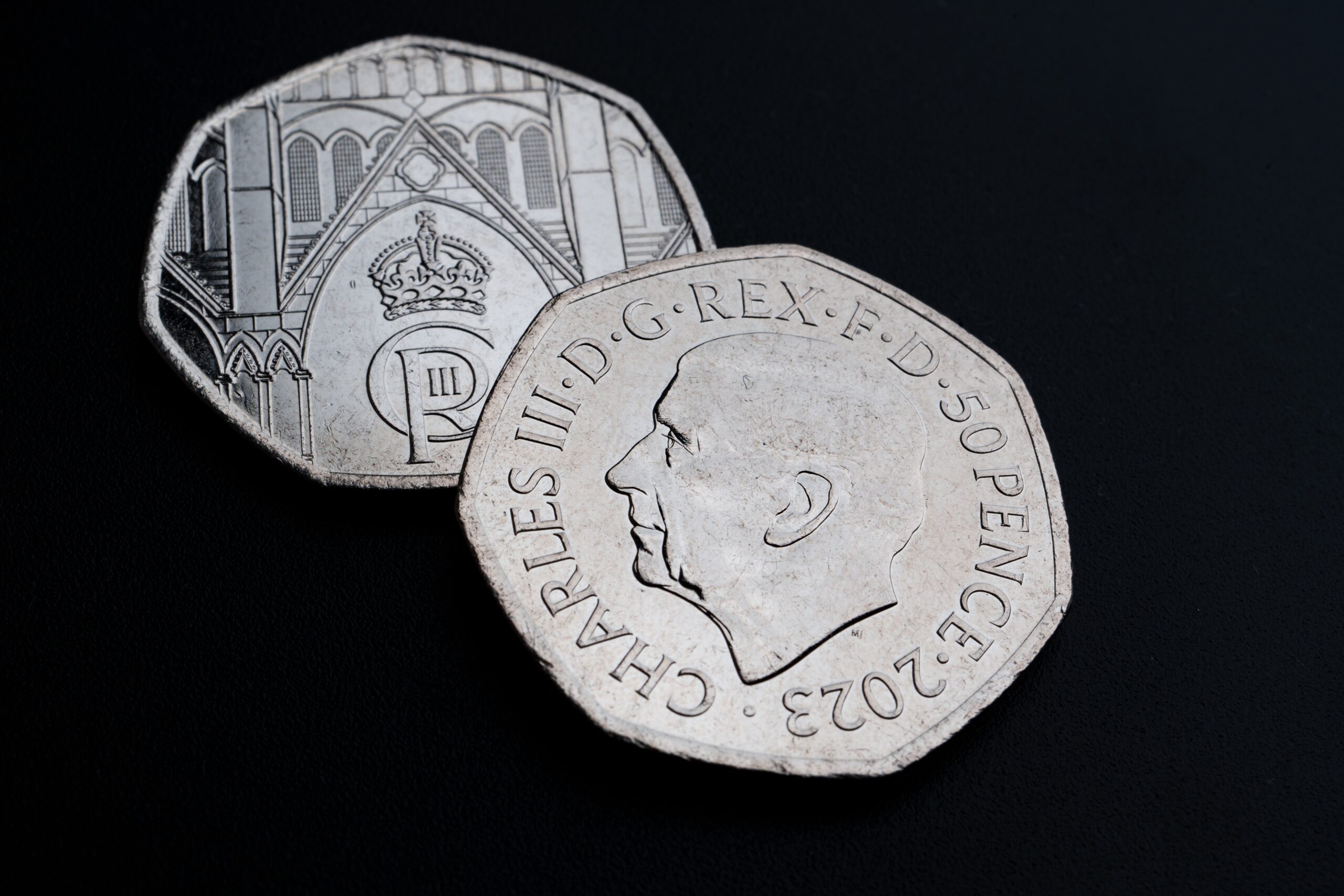 O monedă de 50 pence cu chipul regelui Charles al III-lea provoacă agitație printre colecționarii de monede din Marea Britanie