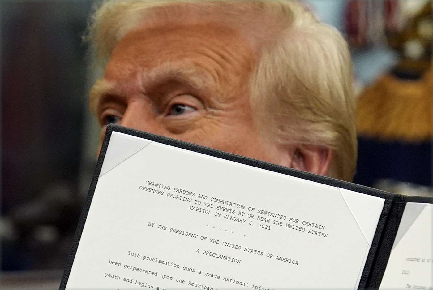 Trump a GRAȚIAT persoanele implicate în violențele produse la Capitoliu și a decretat stare de urgență la frontiera cu Mexicul