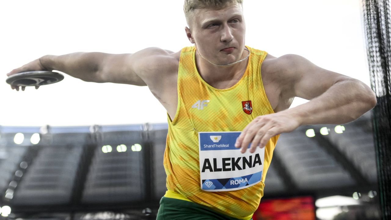 Două recorduri mondiale din patru aruncări! Atletul de doar 22 de ani care se luptă cu sine însuși