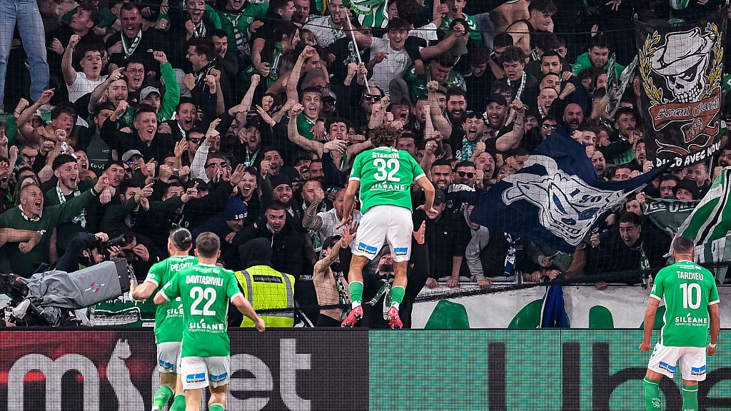 „Scandalul Bricheta”, în varianta franceză! Derby-ul Saint-Etienne – Lyon a fost suspendat după rănirea arbitrului