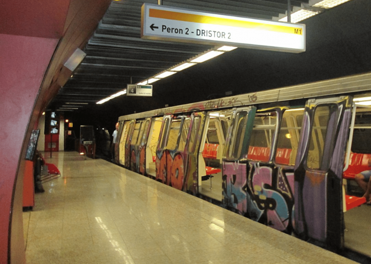 Probleme tehnice la un tren în staţia de metrou Basarab 2 – Metrourile circulă în sistem pendulă