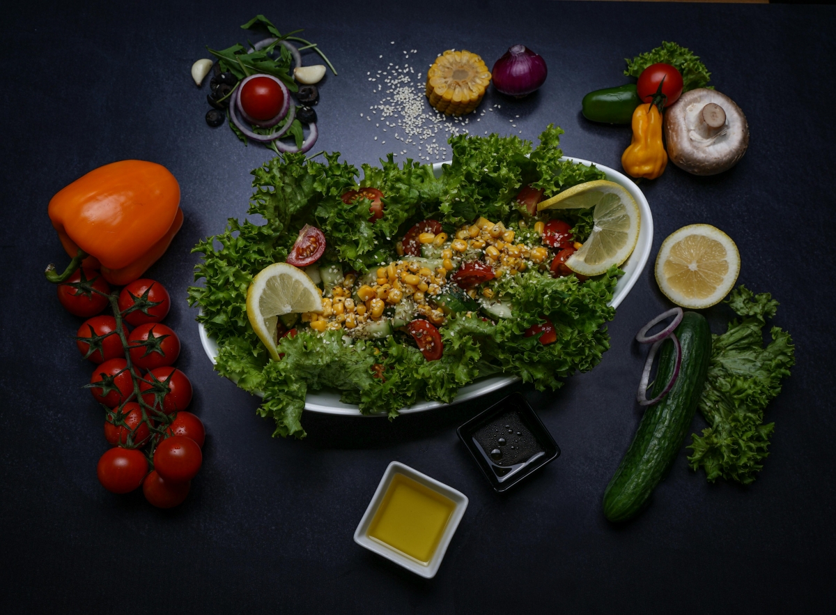 Reflexul greșit care stă la baza multor excese alimentare / Mesele incomplete scurtează sațietatea