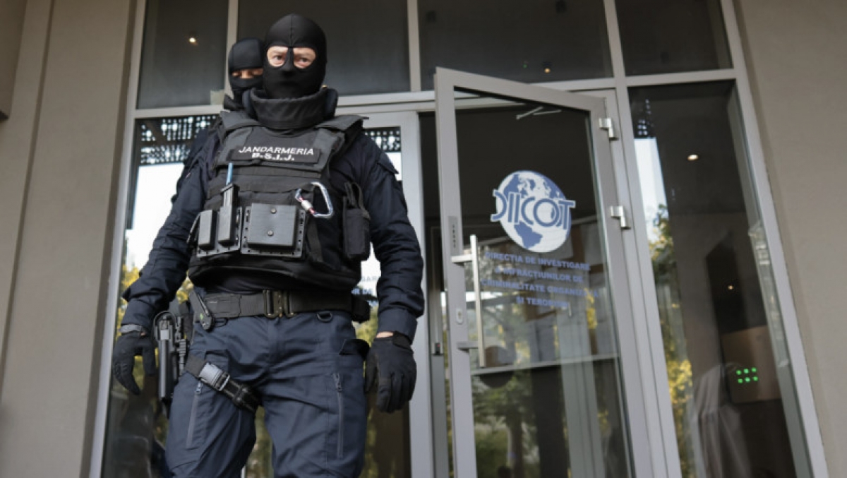Primele rețineri în dosarul de spălare de bani cu peste o 100 de victime din Marea Britanie, Franţa, România, Elveţia, SUA, Italia, Germania