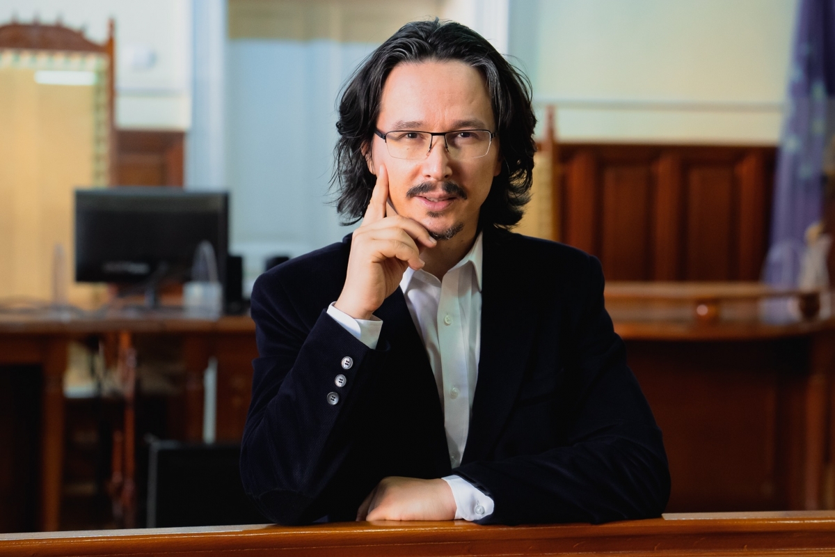 Îi face campanie lui Nicușor Dan și atacă instituțiile statului