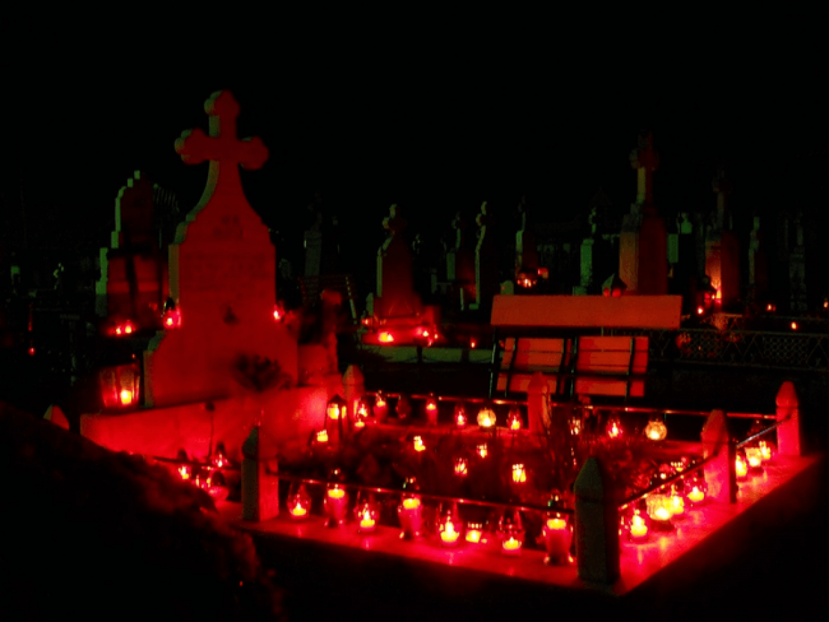 Cel mai neobișnuit obicei de Paște. Tinerii merg în cimitir pentru a fura un obiect anume