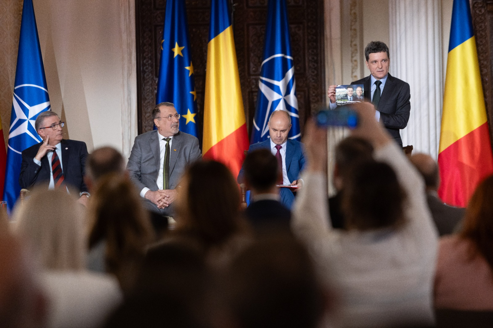 Poliția Capitalei REVINE și anunță că a fost depusă o plângere în urma distribuirii pliantelor cu Nicușor Dan și Klaus Iohannis