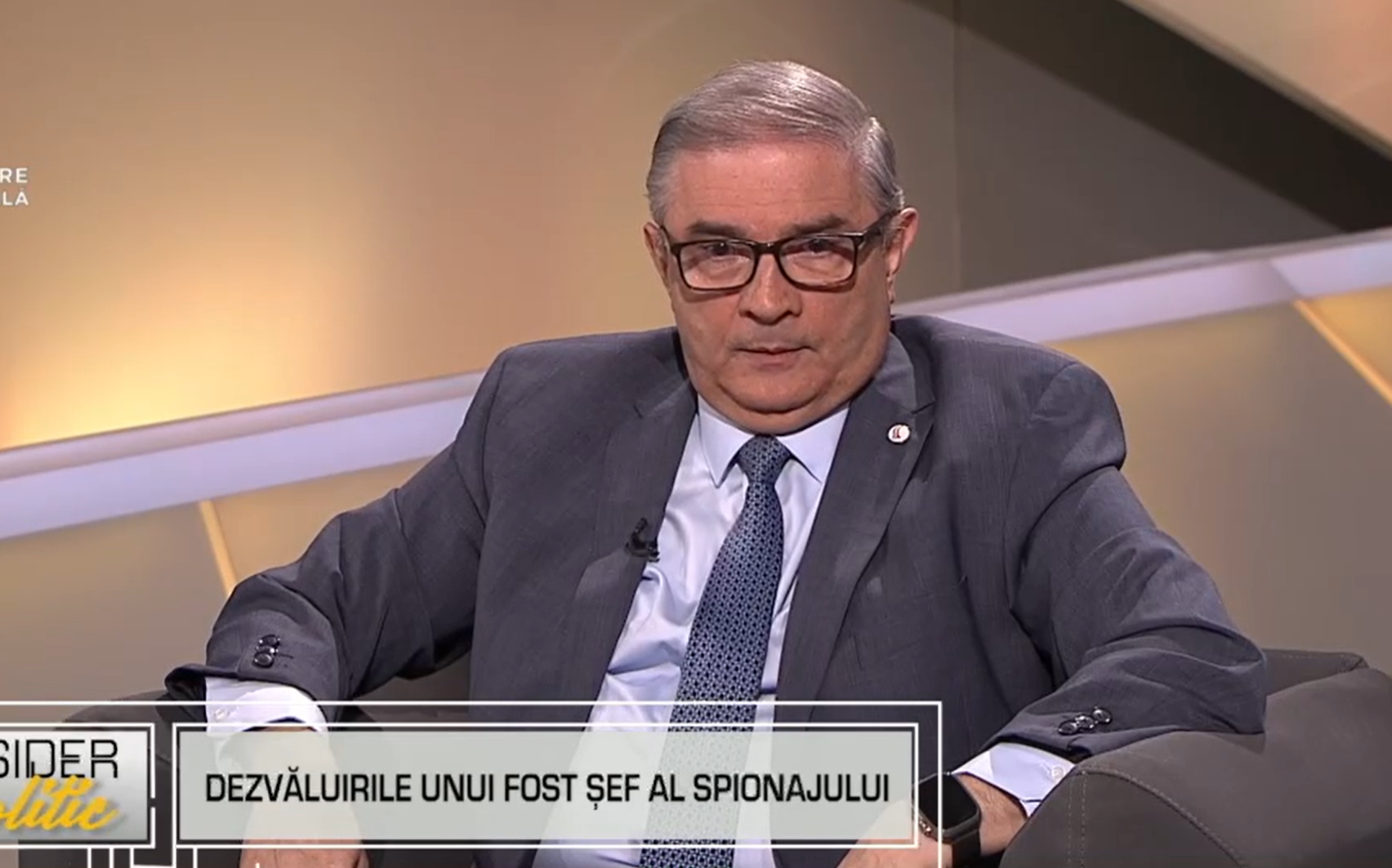 Sunt tot felul de fripturişti care stau la coadă la recepţii. Pe ruşi îi amuză