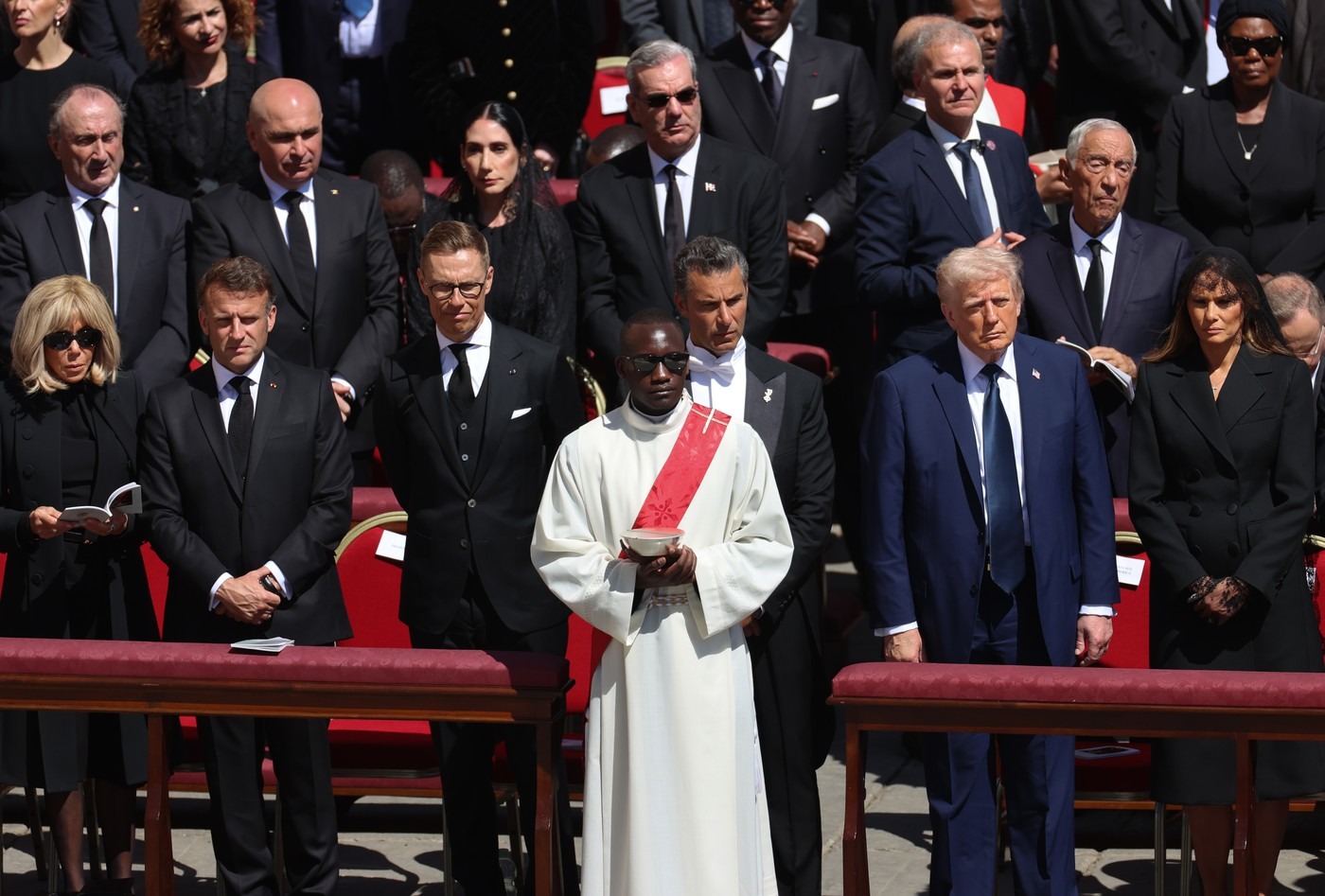 Ilie Bolojan a stat lângă Donald Trump și Emanuel Macron în timpul funeraliilor Papei Francisc