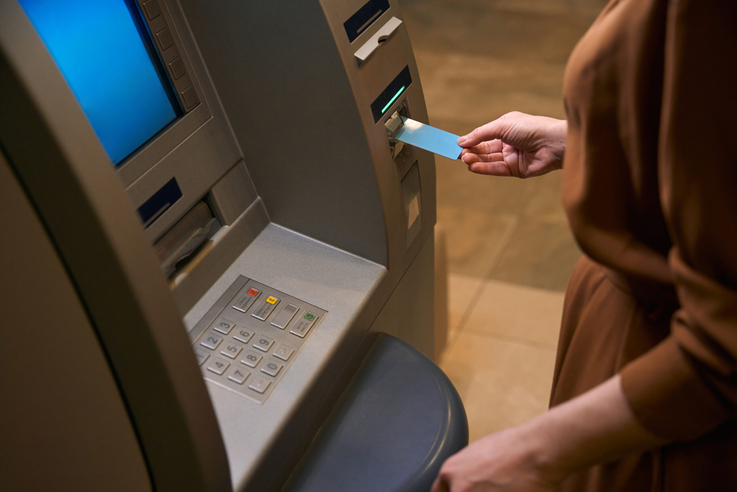 Cum poți folosi cardul de credit fără să plătești DOBÂNDĂ. Sfaturile a doi experți bancari