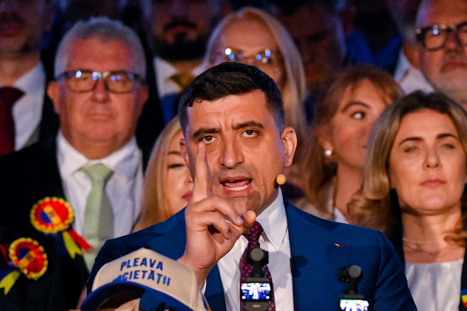 de la Godină la televiziuni, toți oamenii sistemului vorbesc de un protest „a lui Simion”