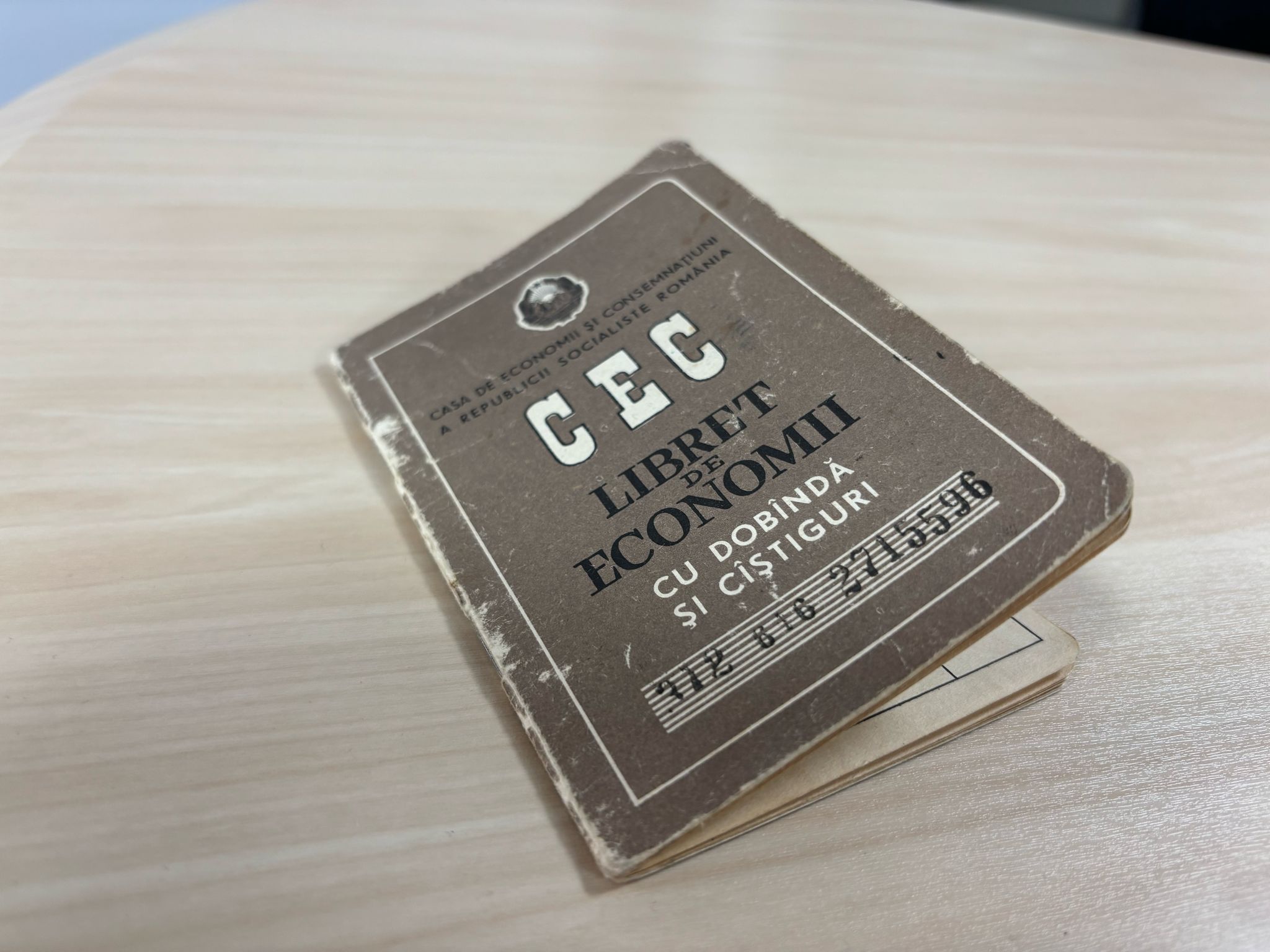 Câți bani pot primi românii care mai au lei pe libretele de economii CEC de dinainte de 1990?
