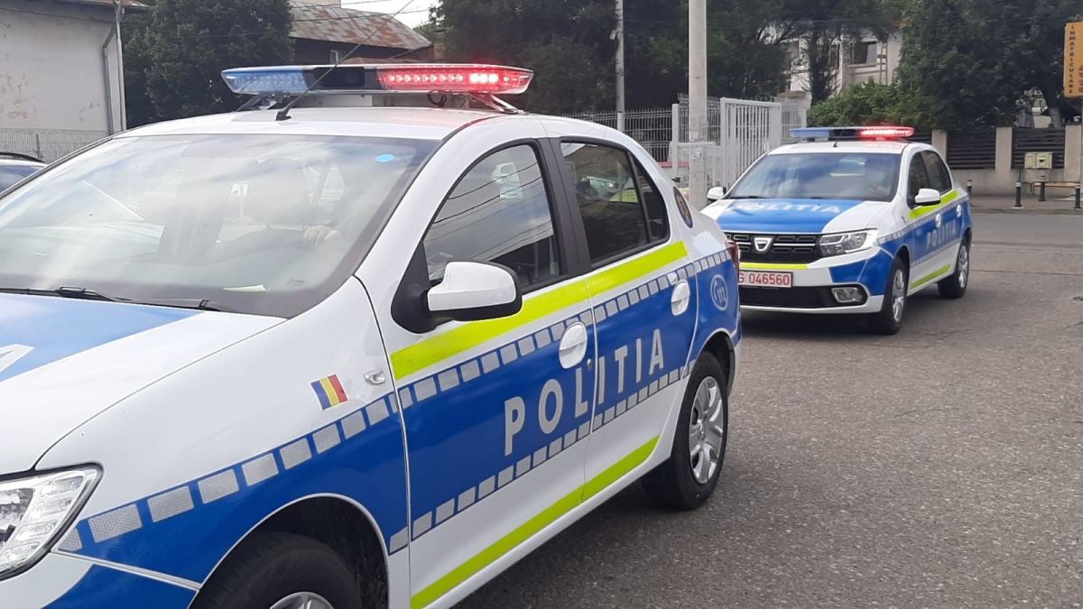 Doi polițiști au fost transportați la spital