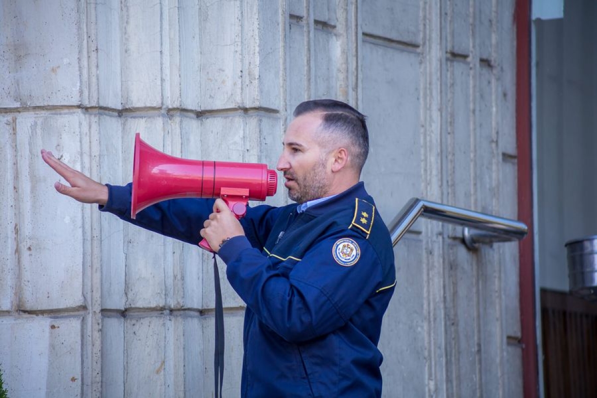 Să se sesizeze serviciile secrete