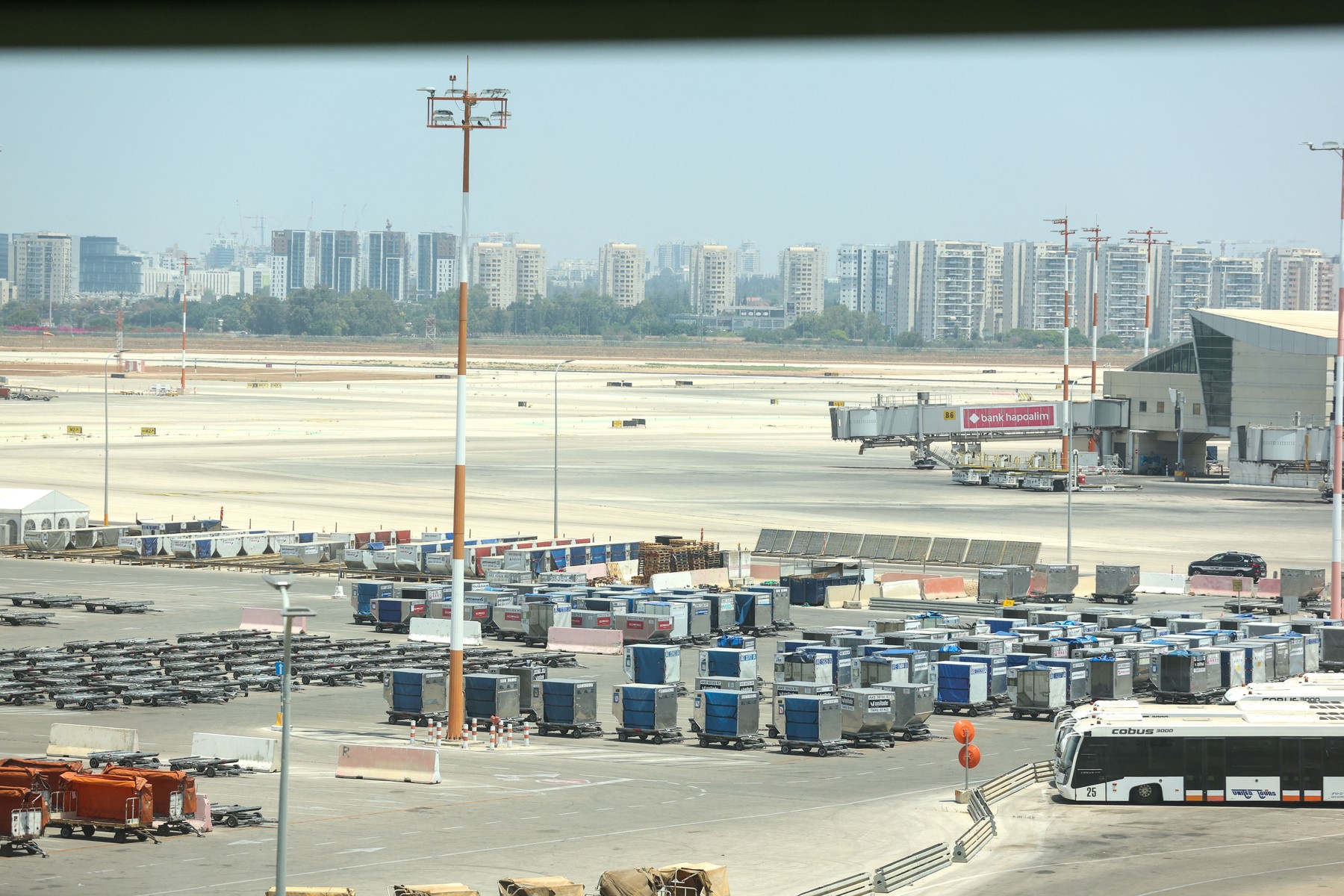 Armata israeliană a prezentat imagini care surprind interceptarea dronelor lansate de Iran