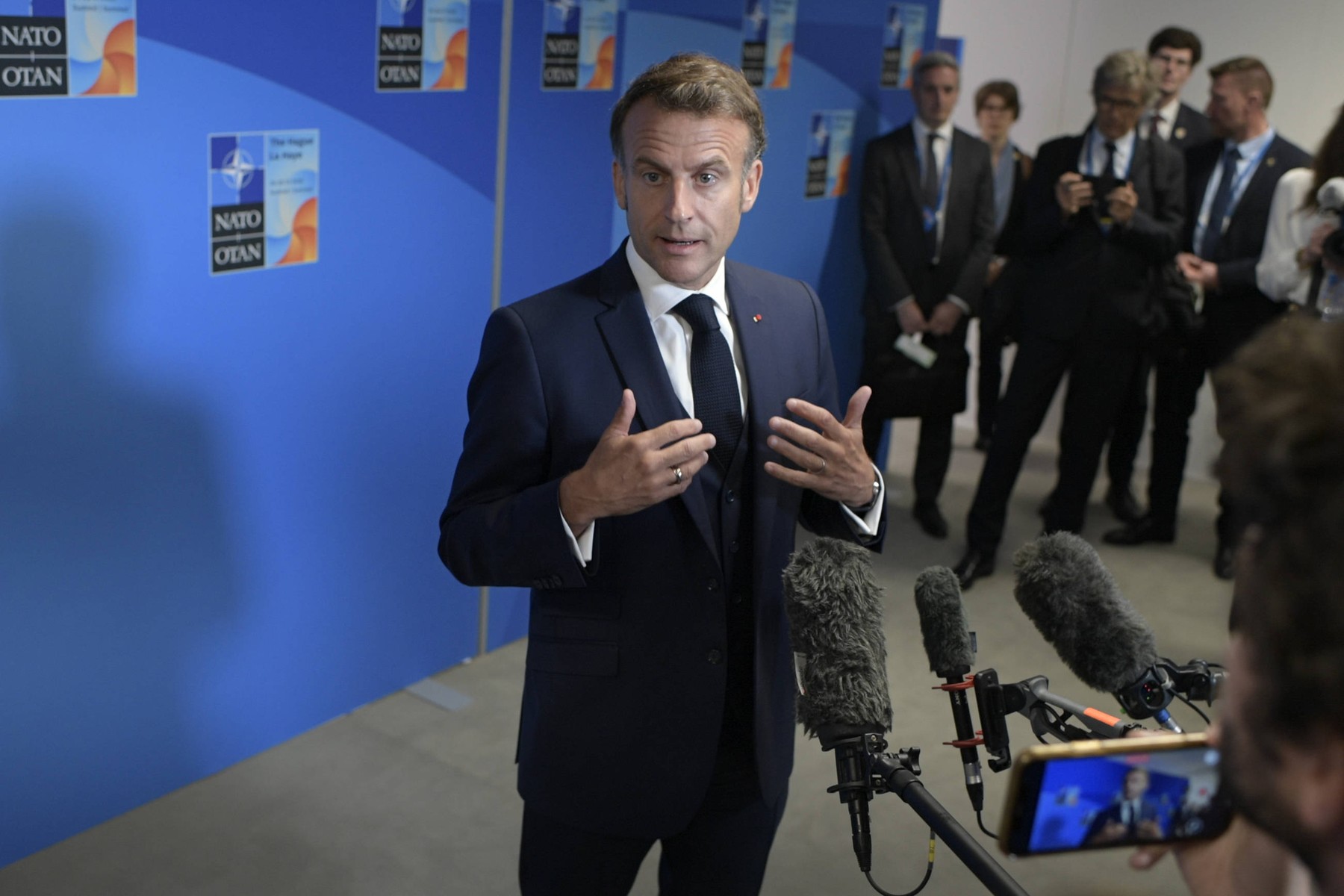 Macron critică atitudinea lui Trump /„Nu le poți cere aliaților să aloce fonduri” și să „generezi război comercial, este o aberație”