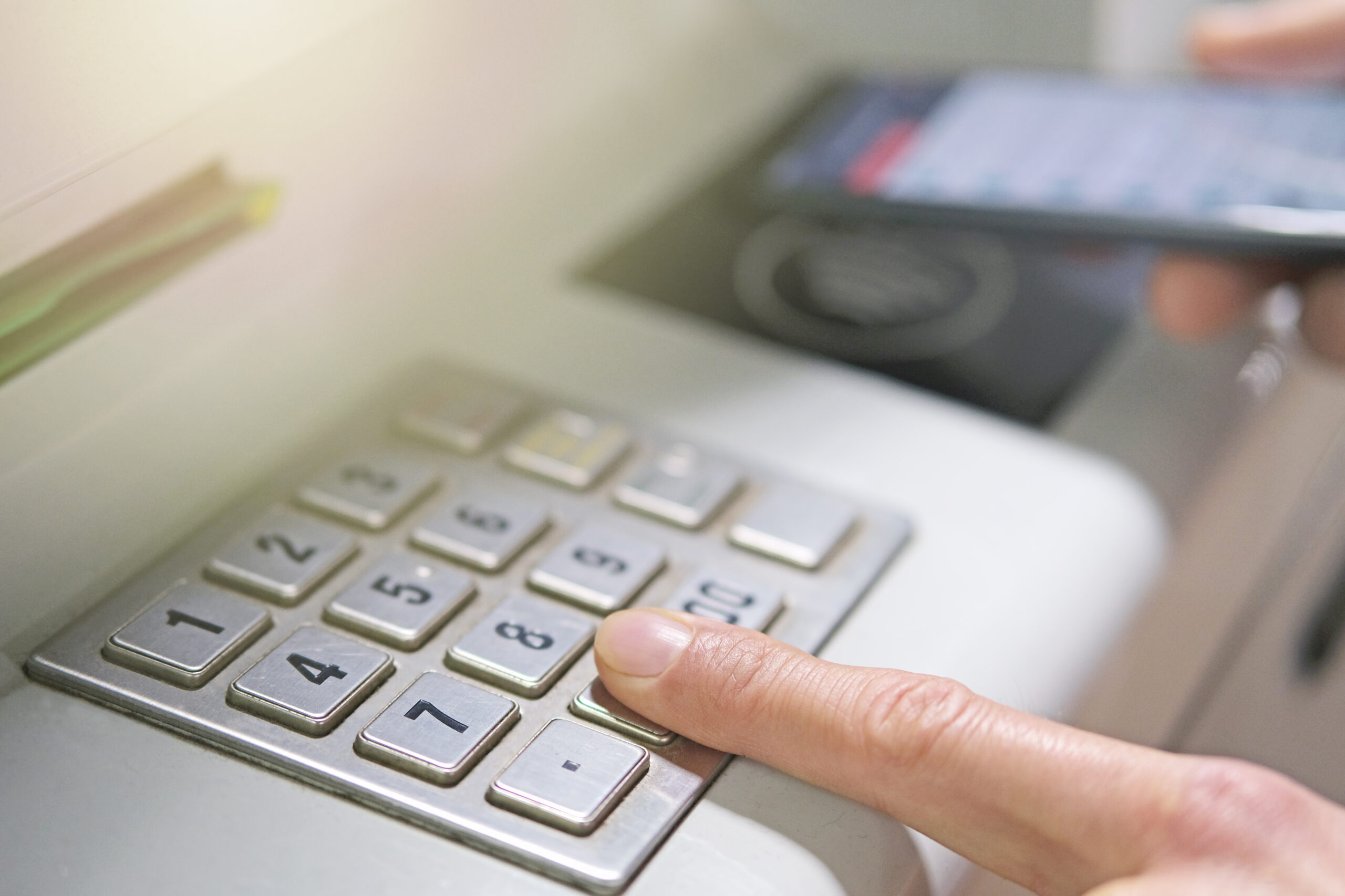 TAXA pe fiecare plată cu cardul ar putea încuraja economia subterană. Ce spun specialiștii