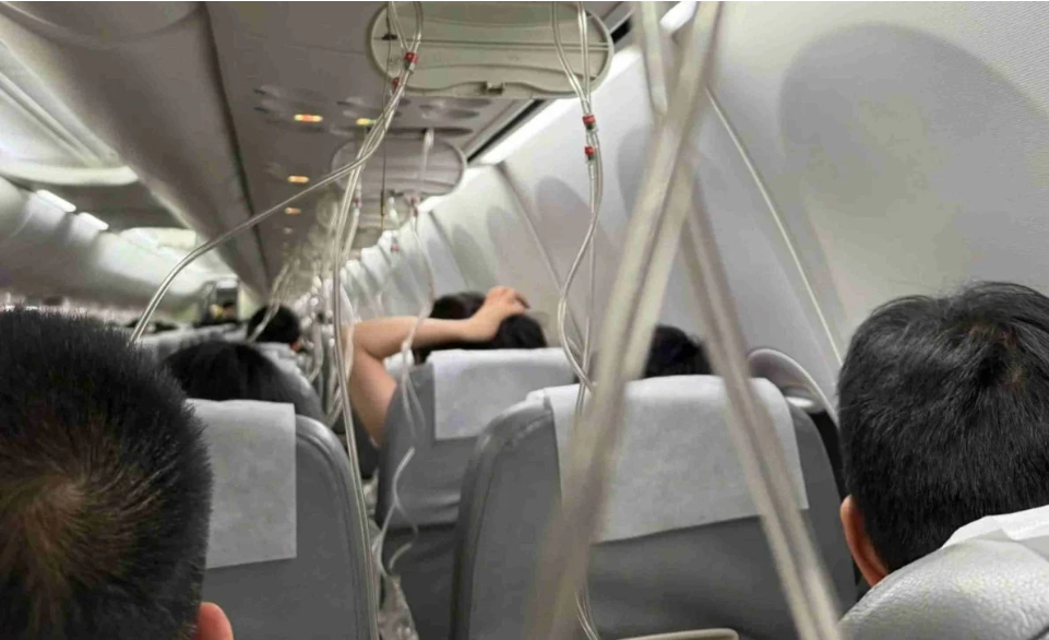 TESTAMENT în PICAJ. Un pasager asiatic și-a tastat codurile de pin și detaliile asigurărilor de viață în avionul care părea să se prăbușească