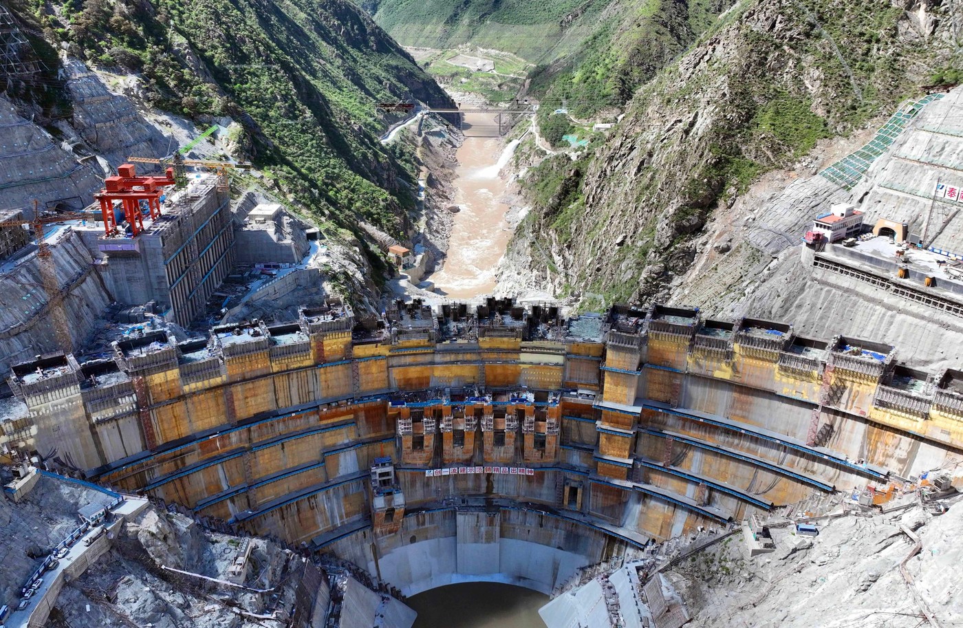 China vrea să construiască cea mai mare HIDROCENTRALĂ din lume. Anunțul proiectului stimulează bursele, însă atrage critici din partea țărilor vecine