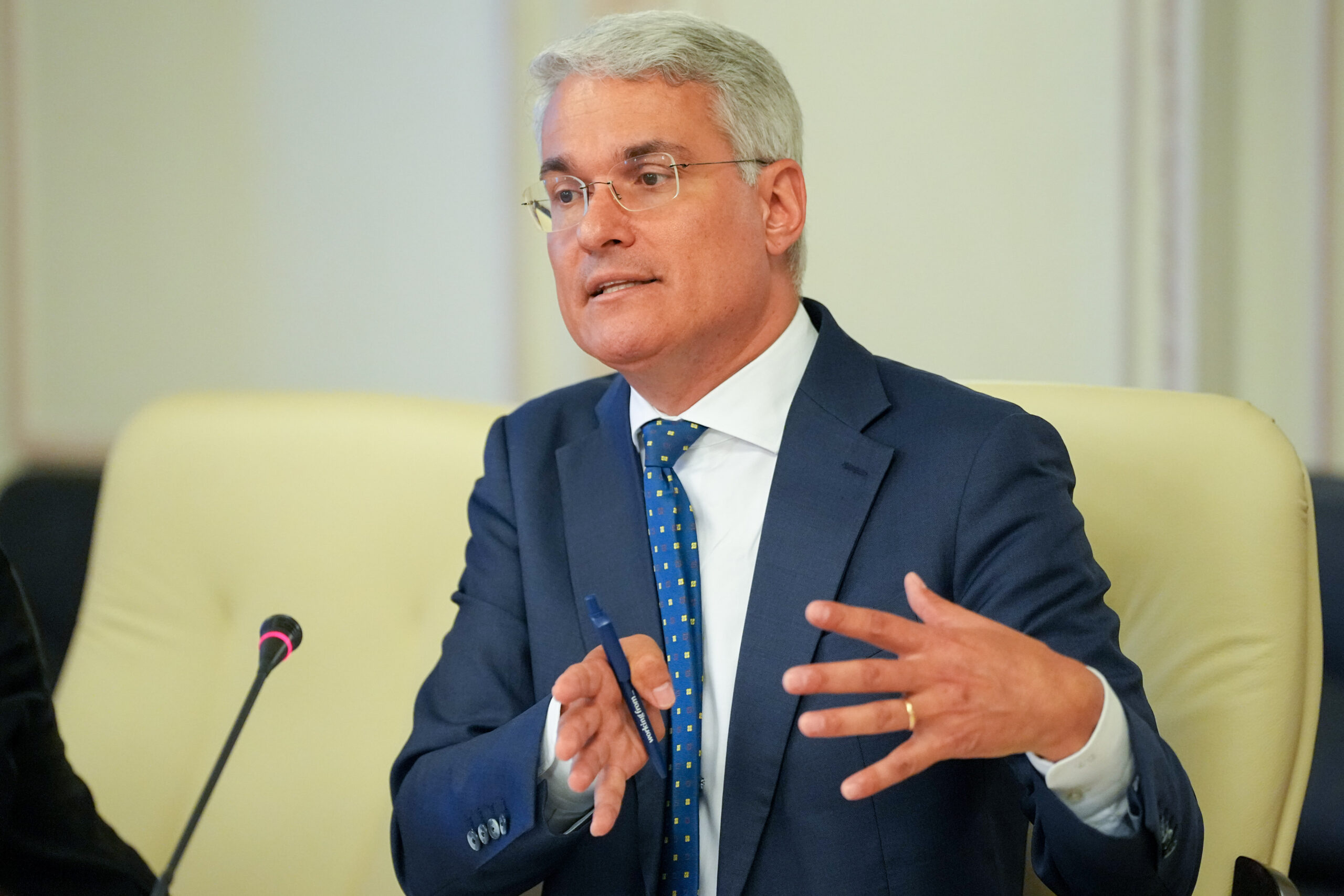 Austeritate doar în România? Dragoș Pîslaru a cheltuit mii de euro din banii statului pentru a se caza la Bruxelles, deși are o casă acolo