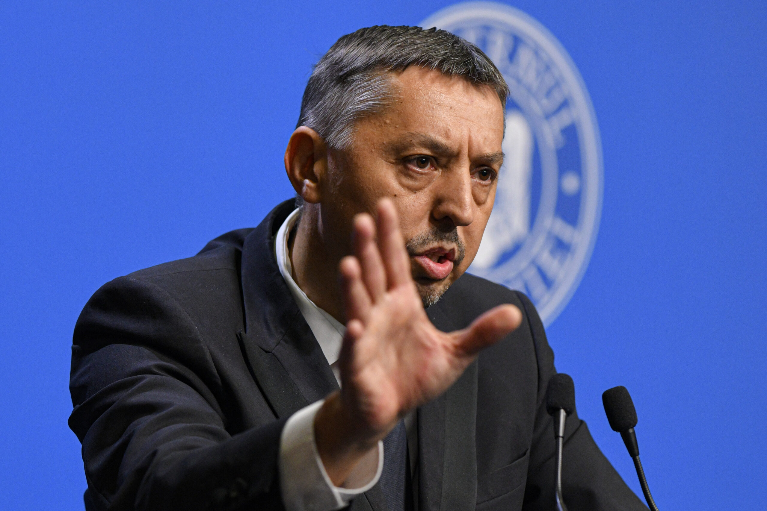 Nu se știe sigur dacă ȘCOALA începe pe 8. Sunt bani de salarii, de burse? Un lucru e cert. TOALETELE sunt tot în curte. Explicațiile lui Daniel David