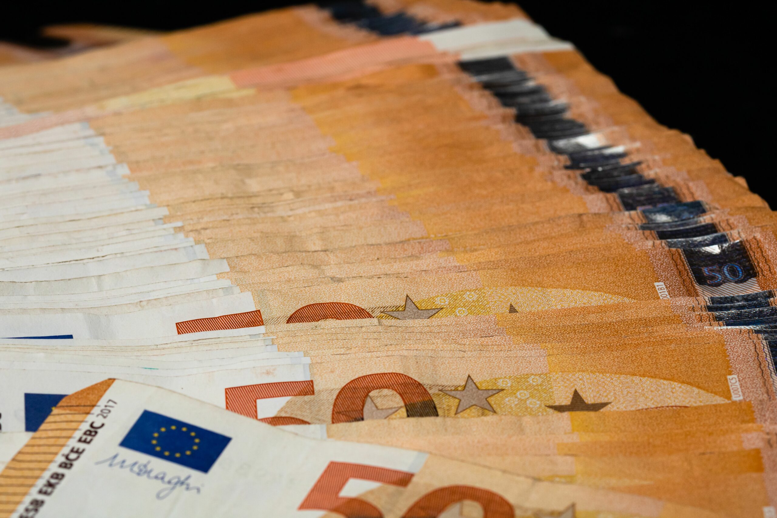 Românii cu depozite bancare de peste 100 de mii de euro vor fi impozitați cu 16%