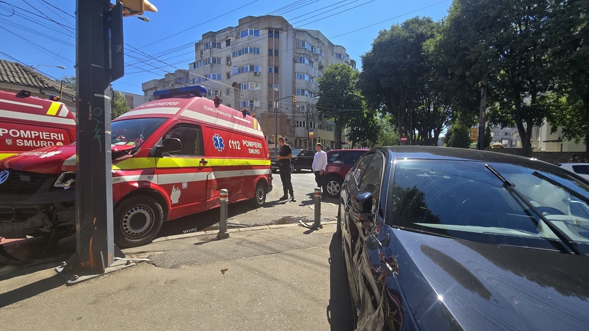 două persoane rănite / Traficul rutier este blocat pe ambele sensuri