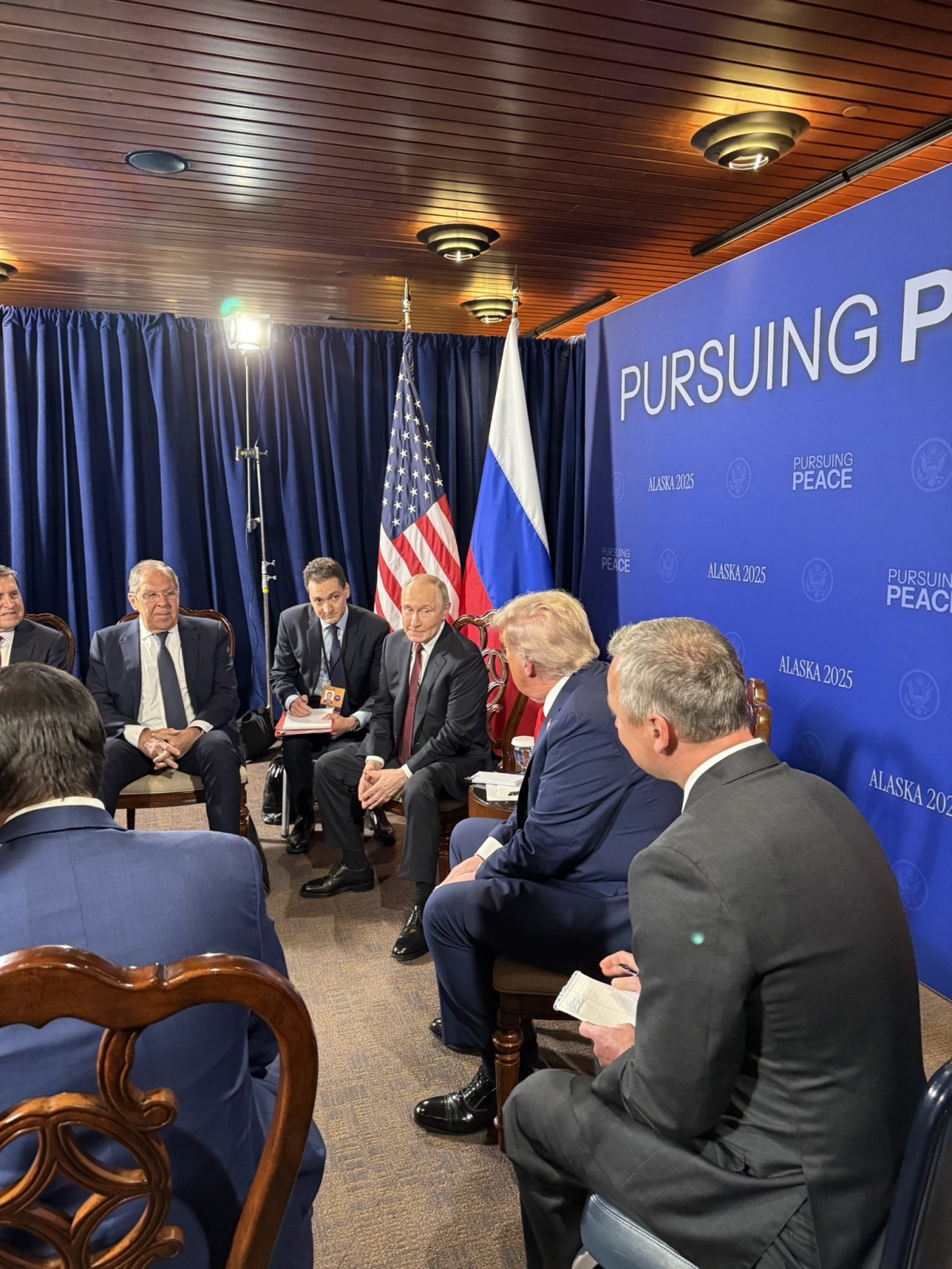 VIDEO-FOTO Convorbirile faţă în faţă dintre Trump şi Putin au început în Alaska