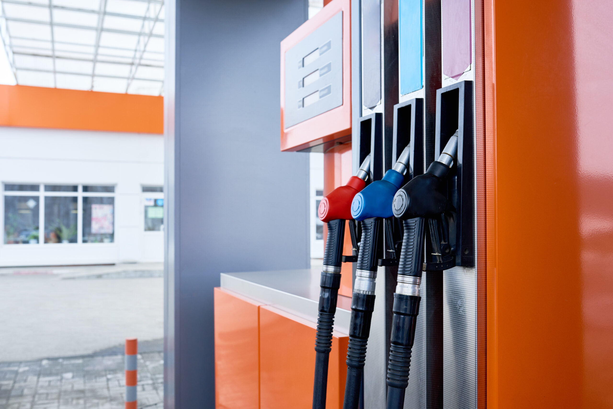 Românii preferă să treacă granița pentru combustibil mai ieftin. Diferență de peste 50 de lei la plinul de benzină sau motorină