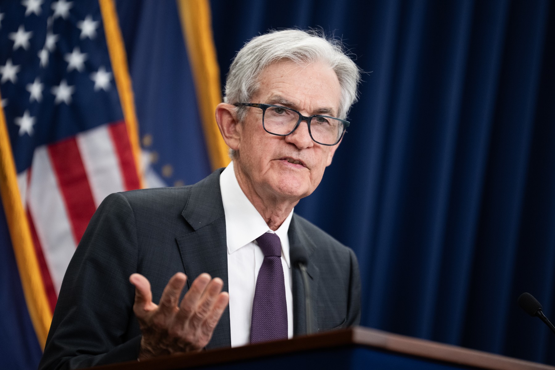 Președintele Fed sugerează că ar putea reduce dobânzile în SUA /„Condițiile ne permit să luăm în considerare anumite modificări”