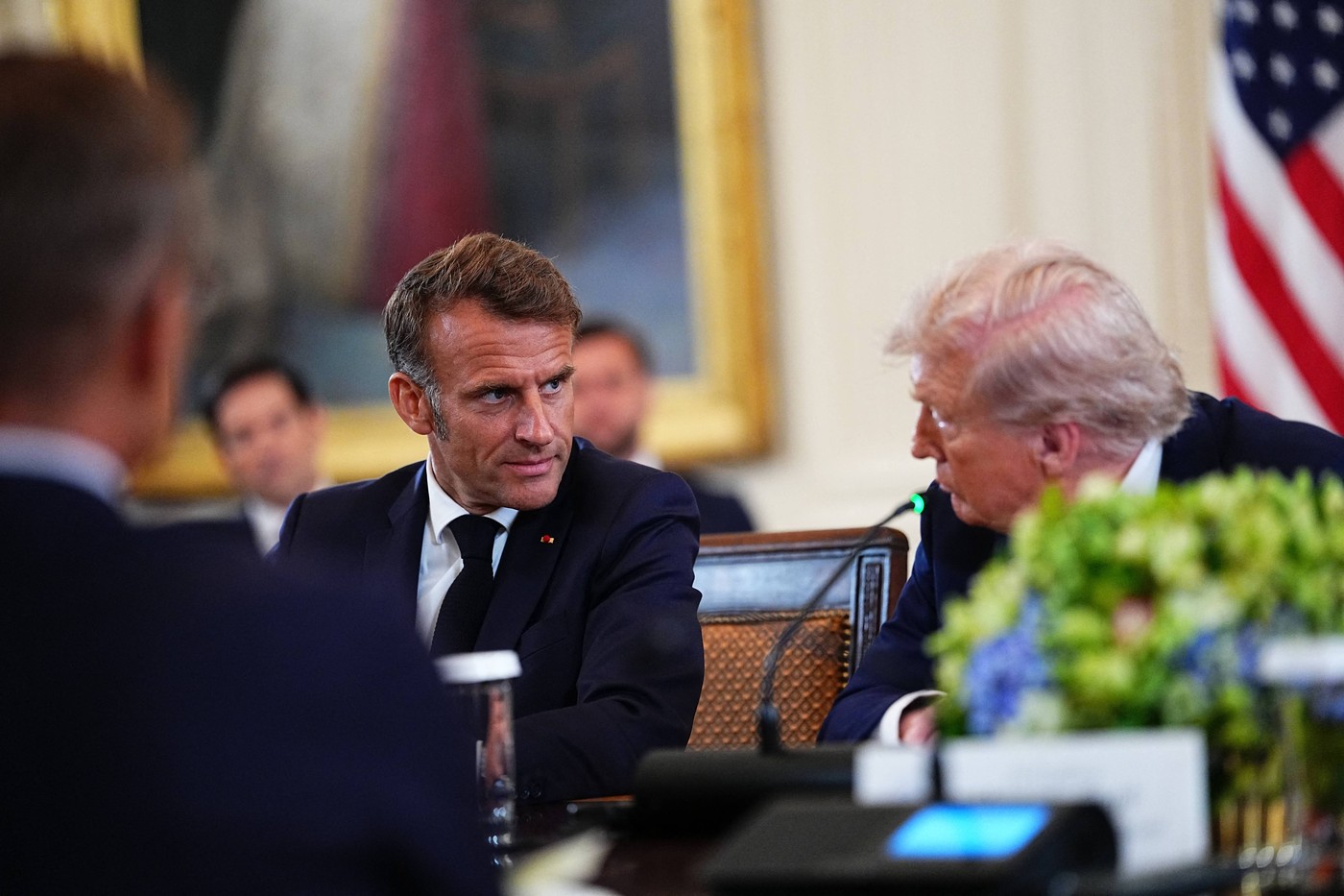 PRINS pe microfon – Trump îi șoptește lui Macron: „Cred că vrea să facă o înțelegere” (VIDEO)