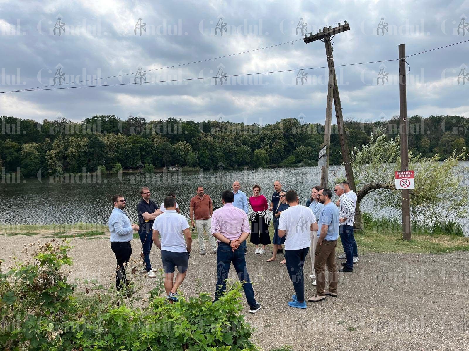 Ședință USR pe malul apei/ Bătaie pe funcții și influență/ Mesaj intern intrat în posesia GÂNDUL/ “Știu că toată lumea se întreabă de posturi!”