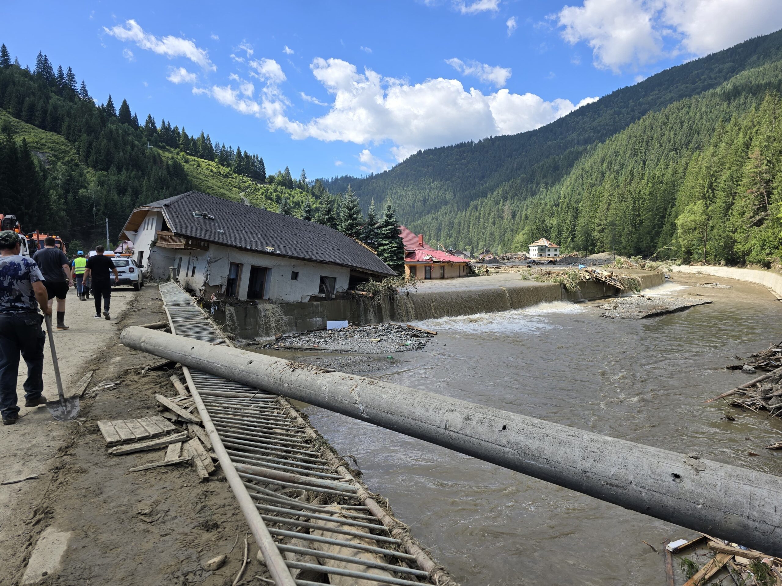 Dezastru după INUNDAȚII! Ministrul Mediului a trimis trei bărci ale Apelor Române pentru curățarea deșeurilor din lacul Bicaz