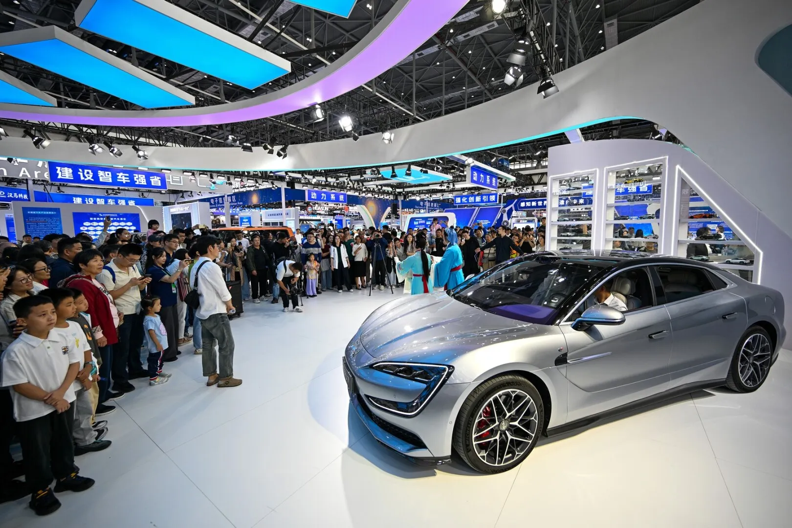 Pentru producătorii chinezi de mașini electrice, boom-ul a devenit o `baie de sânge`