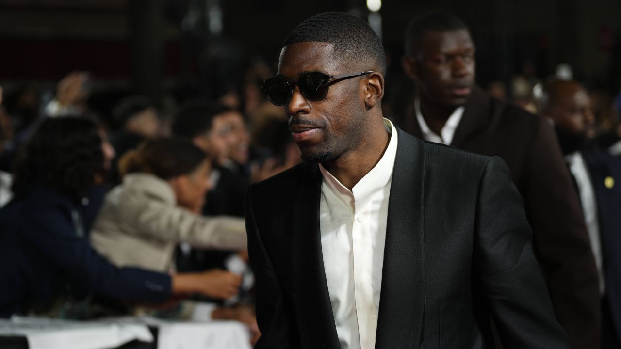 Presa din Franța a reacționat după ce Ousmane Dembele a câștigat Balonul de Aur: ”Părea că se ferește de blițuri sau de strălucirea trofeului”