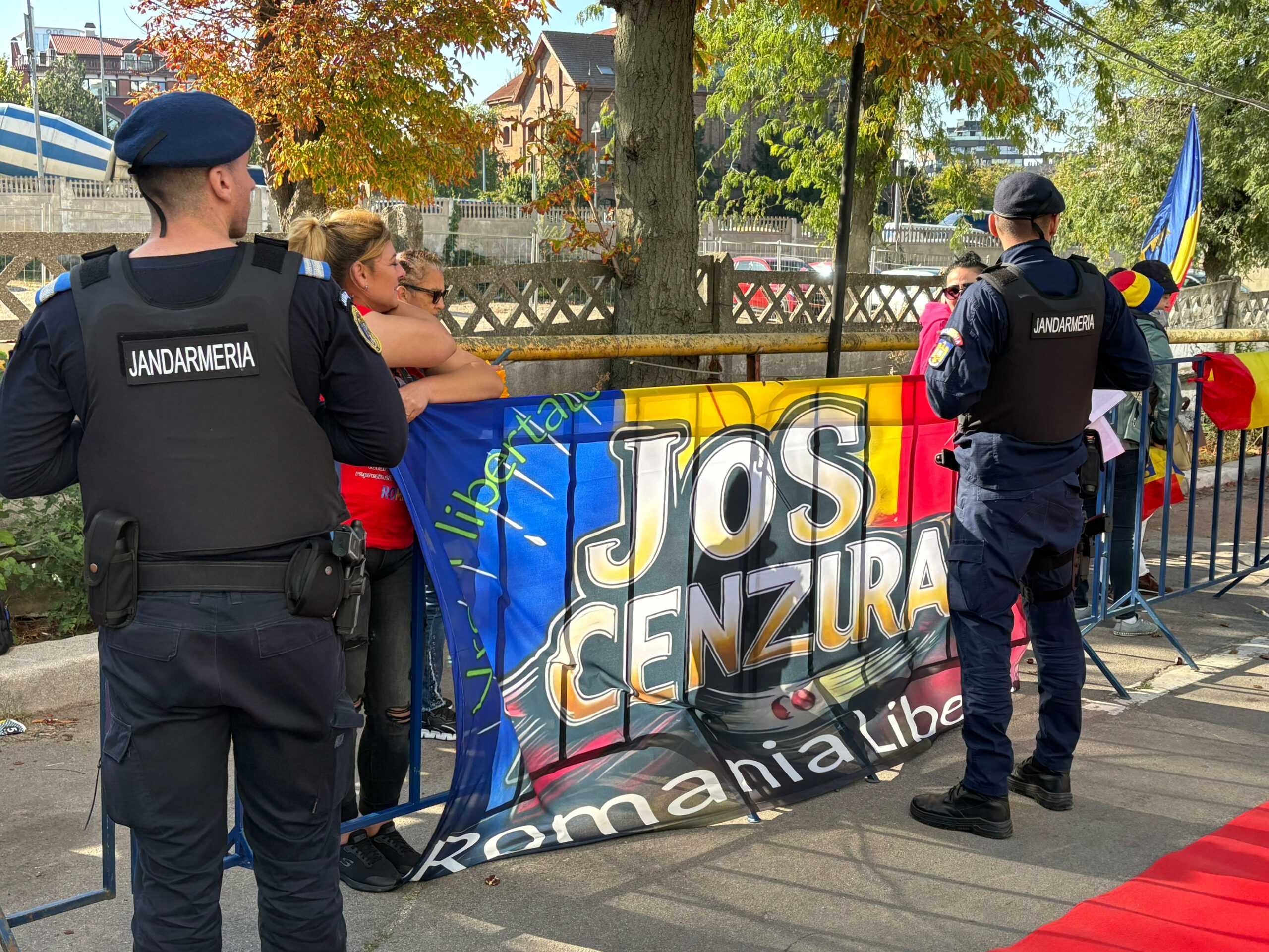 Călin Georgescu este așteptat la poliție cu un covor roșu. Deja este cercetat un susținător care arbora un steag cu însemnele Mișcării Legionare