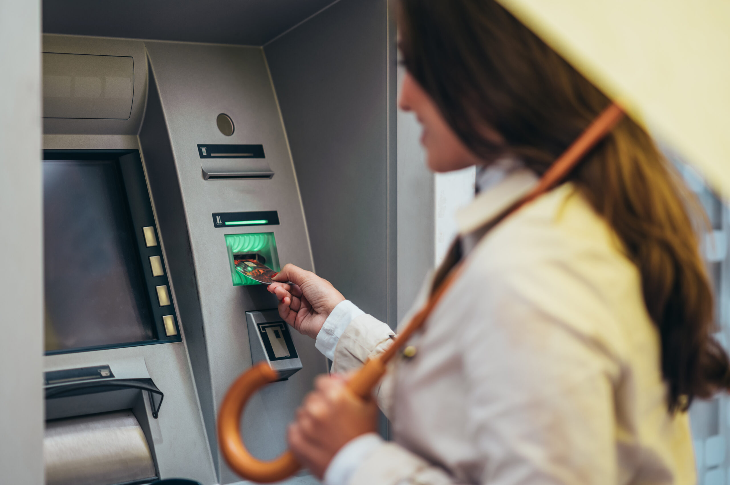 De ce nu este bine să arunci la gunoi CHITANȚA de la bancomat și la ce riscuri te supui? Nu o mai face niciodată