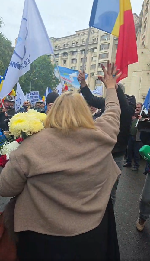VIDEO Circ în fața Parchetului General. Șoșoacă, așteptată de sute de susținători cu vuvuzele și pancarte