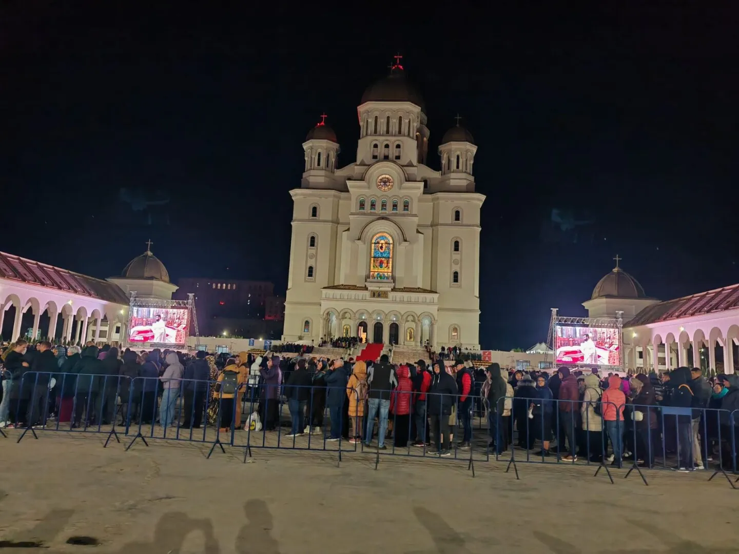 VIDEO Cozi uriașe la Catedrala Națională: timpul de așteptare este de 8 ore