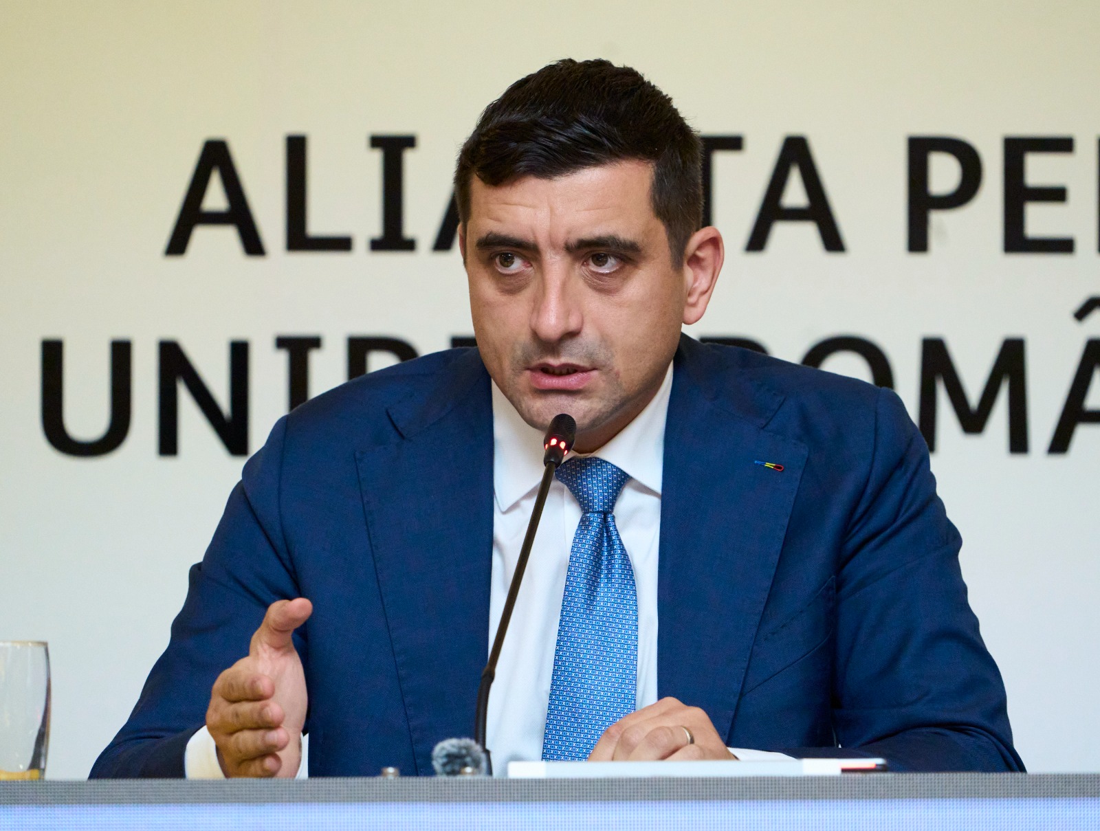 Simion îl amenință pe Nazare cu moțiunea