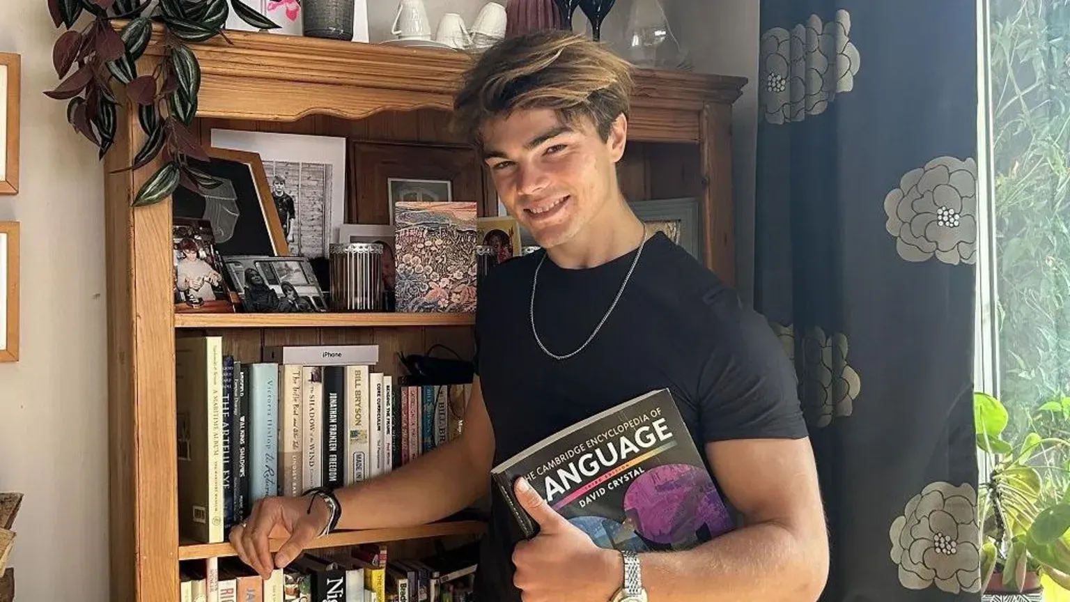 Un influencer britanic vorbește 11 limbi străine. Motivul pentru care româna este preferata lui