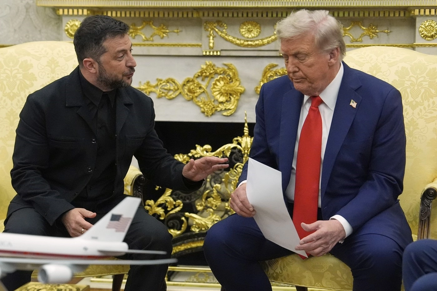 Donald Trump a pus mâna pe telefon și l-a sunat pe Volodimir Zelenski, după ce a văzut prăpădul pe care rușii îl fac în Ucraina