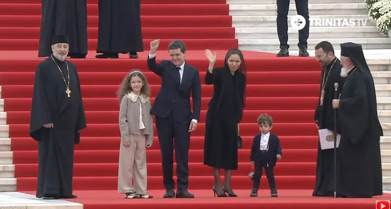 VIDEO Nicușor Dan a ajuns la Catedrala Națională. Ilie Bolojan și Sorin Grindeanu au îngropat securea războiului – cum au fost surprinși