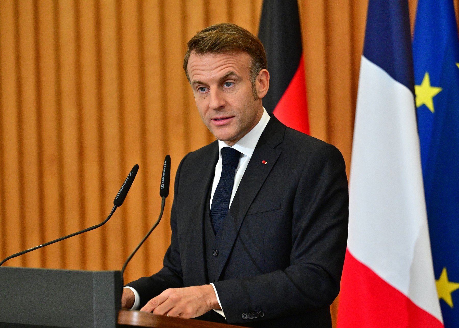 Starea deplorabilă a Franței nu se va îmbunătăți prin amânarea reformelor /Macron este în impas