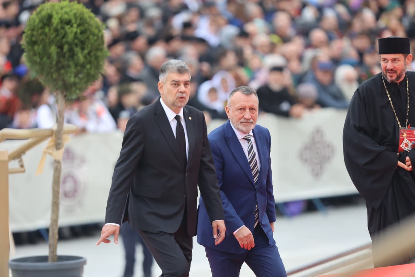 Cum au apărut Sorin Grindeanu și Marcel Ciolacu la slujba de la Catedrala Națională. Actualul și fostul șef al PSD au venit separat