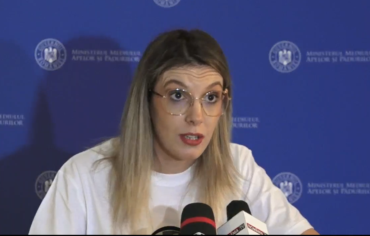 Ministra Diana Buzoianu vine cu soluția pentru hainele aruncate pe câmp în zonele rurale: „Centre de colectare voluntară” și „o hartă interactivă”