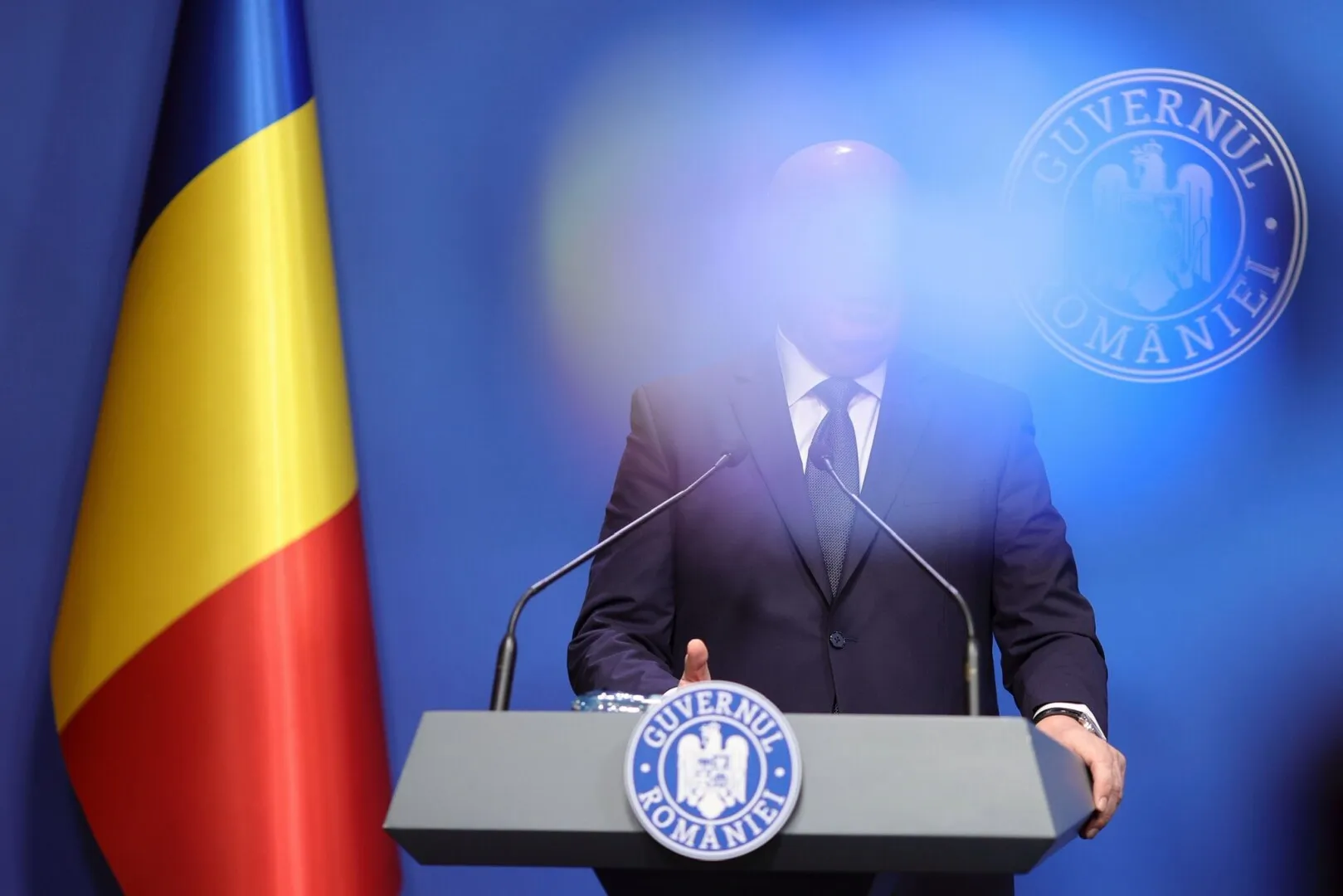 Guvernul Bolojan, acuzat că blochează accesul presei: apel public pentru transparență
