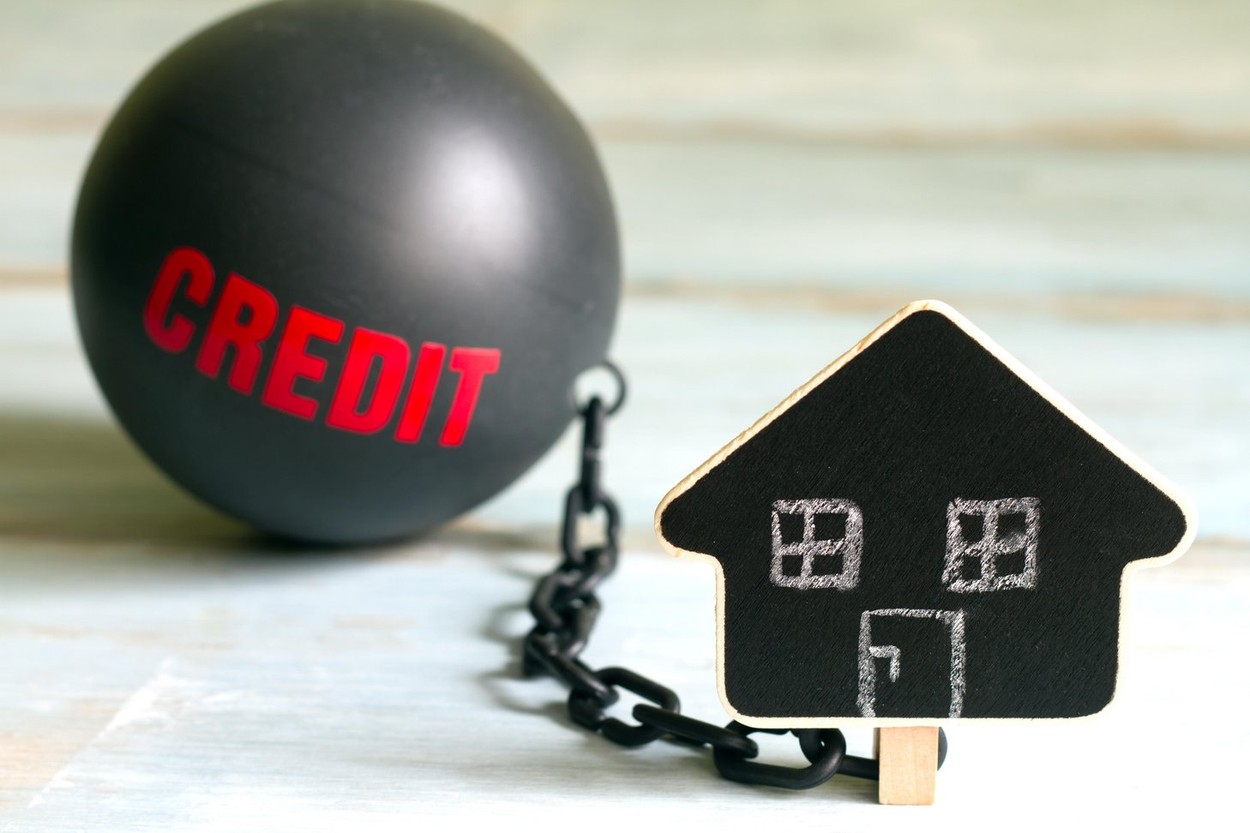 Românii se împrumută tot mai des la BĂNCI, care se întrec în oferte, dar economiștii ne îndeamnă să facem credite doar dacă avem cu adevarat nevoie