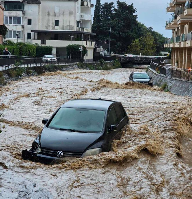 Inundații în Muntenegru. Străzile unui oraș de coastă s-au transformat în adevărate râuri. Zeci de vehicule au fost luate de ape