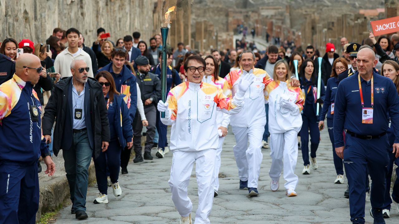 Celebrul actor Jackie Chan a purtat flacăra olimpică prin inima orașului antic Pompeii